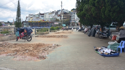 Suppression du kiosque du marché de la laine de Dalat et plantation de fleurs pour embellir la zone urbaine