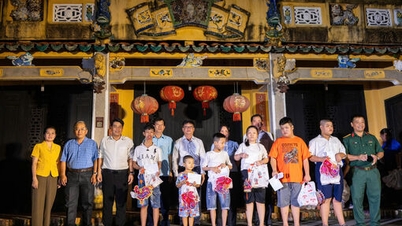 « Fête de la pleine lune sur les reliques » dans le quartier de Tan Ninh