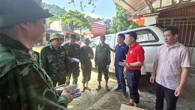 Melawat dan memberi hadiah kepada pegawai, tentera dan orang ramai di kawasan banjir