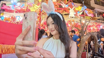 Ikuti "muse" untuk memburu foto Pertengahan Musim Gugur yang cantik di jalan Hang Ma