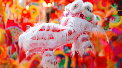 Westliche Touristen kaufen gerne Spielzeug zum Mittherbstfest in der Hang Ma Street, um es ihren Kindern und Enkeln zu schenken.