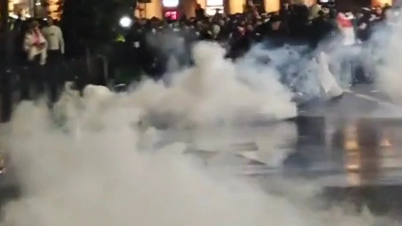 הרגע בו מפגינים קיצוניים פרצו לארמון הנשיאות הגאורגי