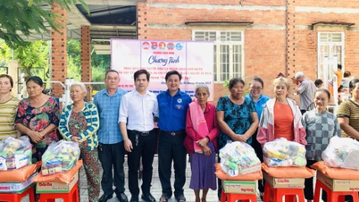 Bairro Binh Minh: Foram entregues 200 presentes ao povo Ta Mun por ocasião do tradicional Ano Novo Saunco Khamun