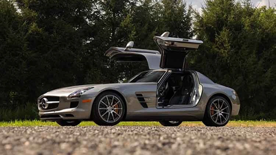 Mercedes SLS AMG 2011 cu ușă Gullwing, aproape 14.500 km parcurși, vândut la licitație pentru aproape 7,5 miliarde de dolari