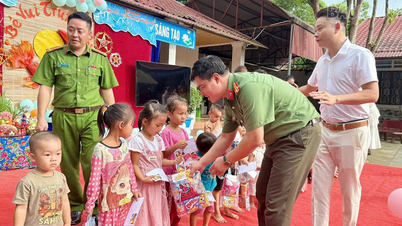 Hop Thanh Commune Police, Xuan Hoa organized Mid-Autumn Festival for children in the area.