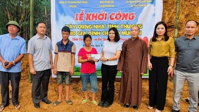 Majlis pecah tanah rumah kebajikan dan pemberian hadiah kepada pelajar di komune Bac Quang, Lien Hiep