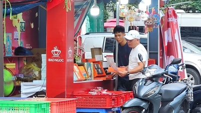Sát ngày rằm, quầy bánh ế ẩm, nhân viên ngồi ngóng khách