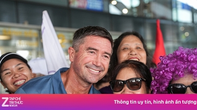 Harry Kewell received a warm welcome when he arrived in Hanoi.