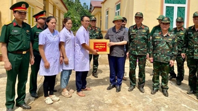 Die Arbeitsdelegation des stellvertretenden Premierministers besuchte die Gesundheitsstation der Gemeinde Viet Hong und überreichte Geschenke