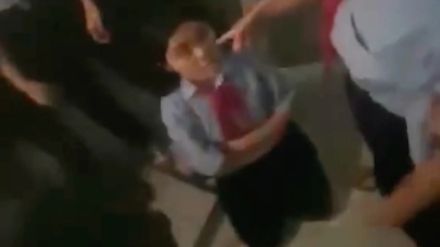 یک دانش‌آموز دختر کلاس هشتم مورد حمله قرار گرفت و مجبور شد در دستشویی مدرسه زانو بزند.