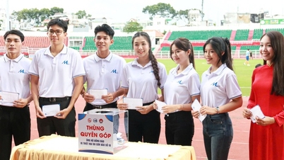 Üniversite futbolu organize ederek Orta Vietnam halkını desteklemek için 1,3 milyar VND'den fazla para topladı