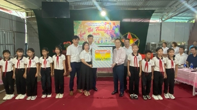 Chủ nhiệm Ủy ban Kiểm tra Tỉnh ủy tặng quà Tết Trung thu tại xã Nậm Cuổi