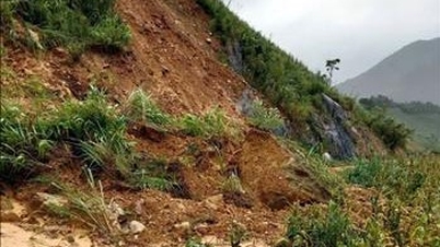 Son La: Hujan lebat menyebabkan kesesakan lalu lintas di banyak lokasi di Lebuhraya Nasional 279D