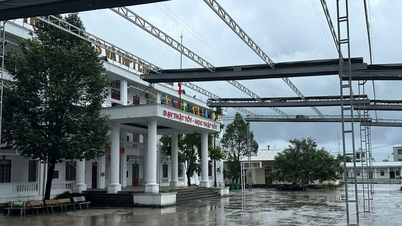 Học sinh nhiều trường ở Quảng Ninh đi học trở lại sau bão số 11