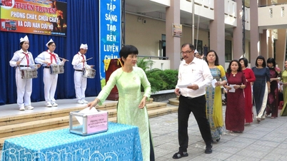 Trung Vuong Secondary School donates to support the Cuban people and organizes extracurricular activities on fire prevention and fighting.