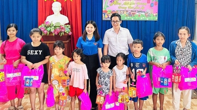 Sôi nổi Chương trình “Nắng mai yêu thương - Trung thu ấm áp năm 2025” và tặng quà cho các em thiếu nhi tại phường Bạc Liêu.