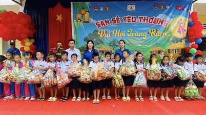Sôi nổi Chương trình Trung thu “San sẻ yêu thương - Vui hội trăng rằm” tại trường Tiểu học 1 Phong Điền xã Sông Đốc.