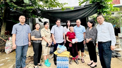 Kamerad Vang Seo Con mengunjungi dan memberikan hadiah untuk mendukung keluarga yang terkena dampak banjir.