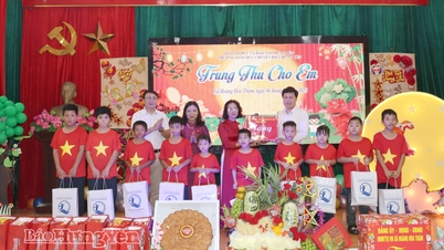 Đồng chí Phó Bí thư Thường trực Tỉnh ủy Trần Quốc Toản dự chương trình “Trung thu cho em”