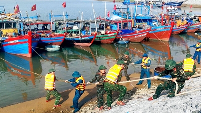 Retten Sie Menschen, deren Boot beim Tintenfischfang auf See kenterte