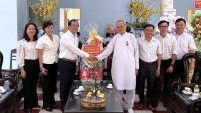 ผู้นำจังหวัดไต้นิญเยี่ยมชมโบสถ์กาวได๋เนื่องในโอกาสเทศกาลยิ่งใหญ่แห่งพระราชวังดิเยอตรี