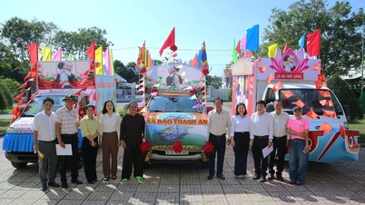Spannender Wettbewerb zum Dekorieren und Vorführen von Blumenlaternen beim Walfest – Can Gio 2025