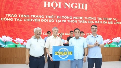 Doou 20 conjuntos de computadores e impressoras para aldeias na área de Me Linh