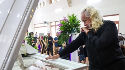 Friends and colleagues were moved by the coffin of musician The Hien.