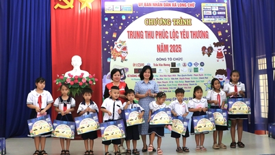 ของขวัญกลางฤดูใบไม้ร่วงกว่าพันชิ้นสำหรับนักเรียนในตำบลชายแดนหลงชู
