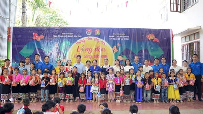 More than 15,000 Mid-Autumn Festival gifts were given to children in especially difficult circumstances in the program "Moon gifts for children"