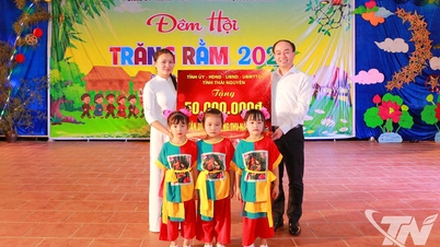 Comrade Nguyen Dang Binh gives Mid-Autumn gifts in Con Minh commune