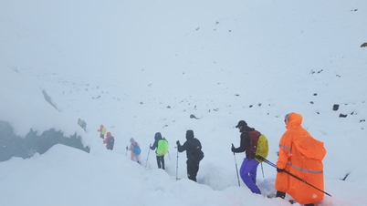 エベレストで吹雪に巻き込まれる1000人近く