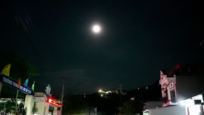 Bright moon over Tu Le land