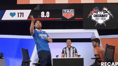 El ajedrecista Hikaru Nakamura lanza piezas de ajedrez al público.