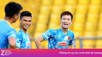 Duy Manh y Hoang Duc hacen bromas para hacer sonreír a los jugadores sub-23