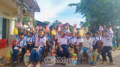 ດວງຈັນແຫ່ງຄວາມຮັກມາສູ່ເດັກນ້ອຍຜູ້ທຸກຍາກ