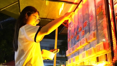 De nachtelijke noedelzaak "Revenge of Life" zorgt voor ophef onder jongeren in Ho Chi Minhstad vanwege de vreemde manier van eten bestellen.