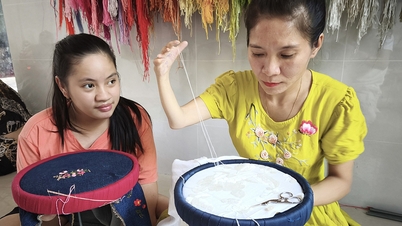 Đôi tay khuyết thêu tranh lên… lá bồ đề