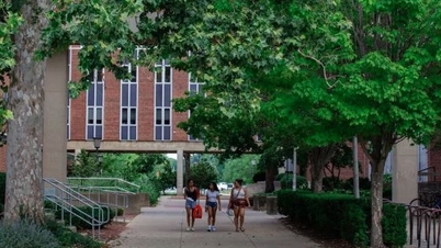 教授にカンニングを見つかった数十人の学生がAIに謝罪文の作成を依頼