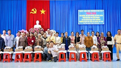 تبلیغ قانون و اهدای هدایا به مردم کمون وین تراچ