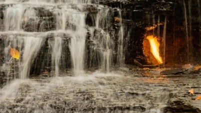 Avkodning av fenomenet med eviga lågor som brinner mitt i ett vattenfall i USA