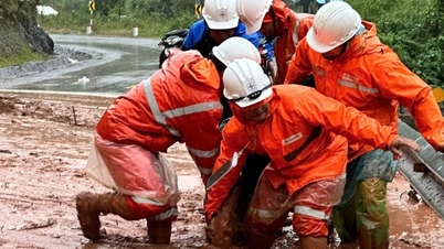 Efforts to restore power grid after floods in Central Vietnam