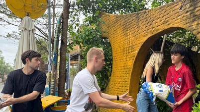 Uluslararası ziyaretçiler sel mağdurlarına yardım ulaştırmak için bir araya geliyor