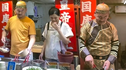 China: Proprietarul unui restaurant își schimbă viața îmbrăcându-se în împărat pentru a vinde tofu urât mirositor