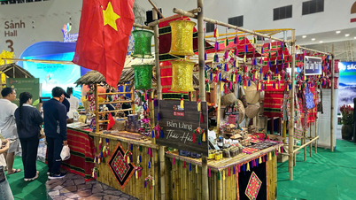 Село Тай Хай - етнічні культурні кольори Тай на осінньому ярмарку