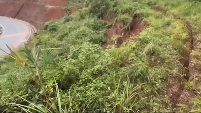 Quang Ngai: Sprickor i diket på riksväg 24, cirka 3 000 m³ mark riskerar jordskred