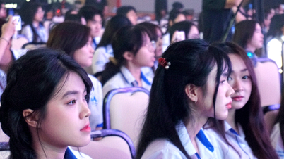 Přeměna květinových košů oslavujících zahájení školního roku na finanční prostředky na podporu lidí v centrálním regionu postižených bouřemi a povodněmi