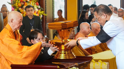 Høytidelig seremoni med overrekkelse av thailandske kongelige Kathina-kapper ved Viet Nam Quoc Tu-pagoden