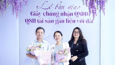 Wisteria menyerahkan buku berwarna merah jambu kepada penduduk