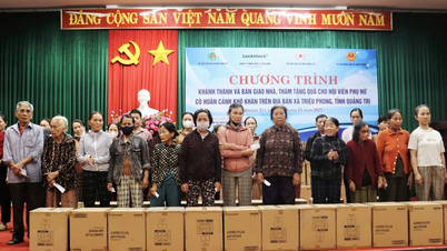 1 130 miljoner VND för att stödja byggandet av "Shelter of Love" och ge gåvor till kvinnor och studenter i svåra omständigheter